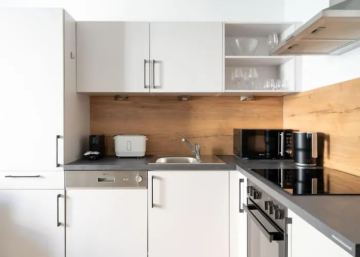1Br Excellence, Fast To Centre By Hm