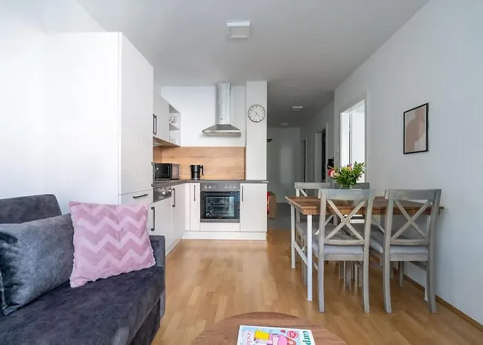 1Br Excellence, Fast To Centre By Hm