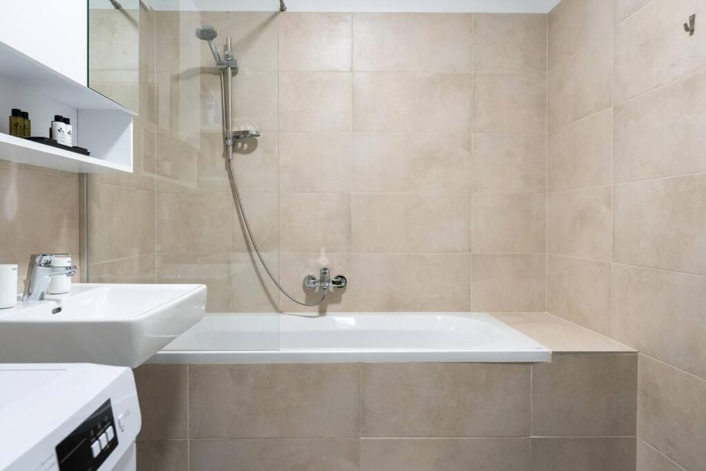 1br Excellence, Fast To Centre By Hm *